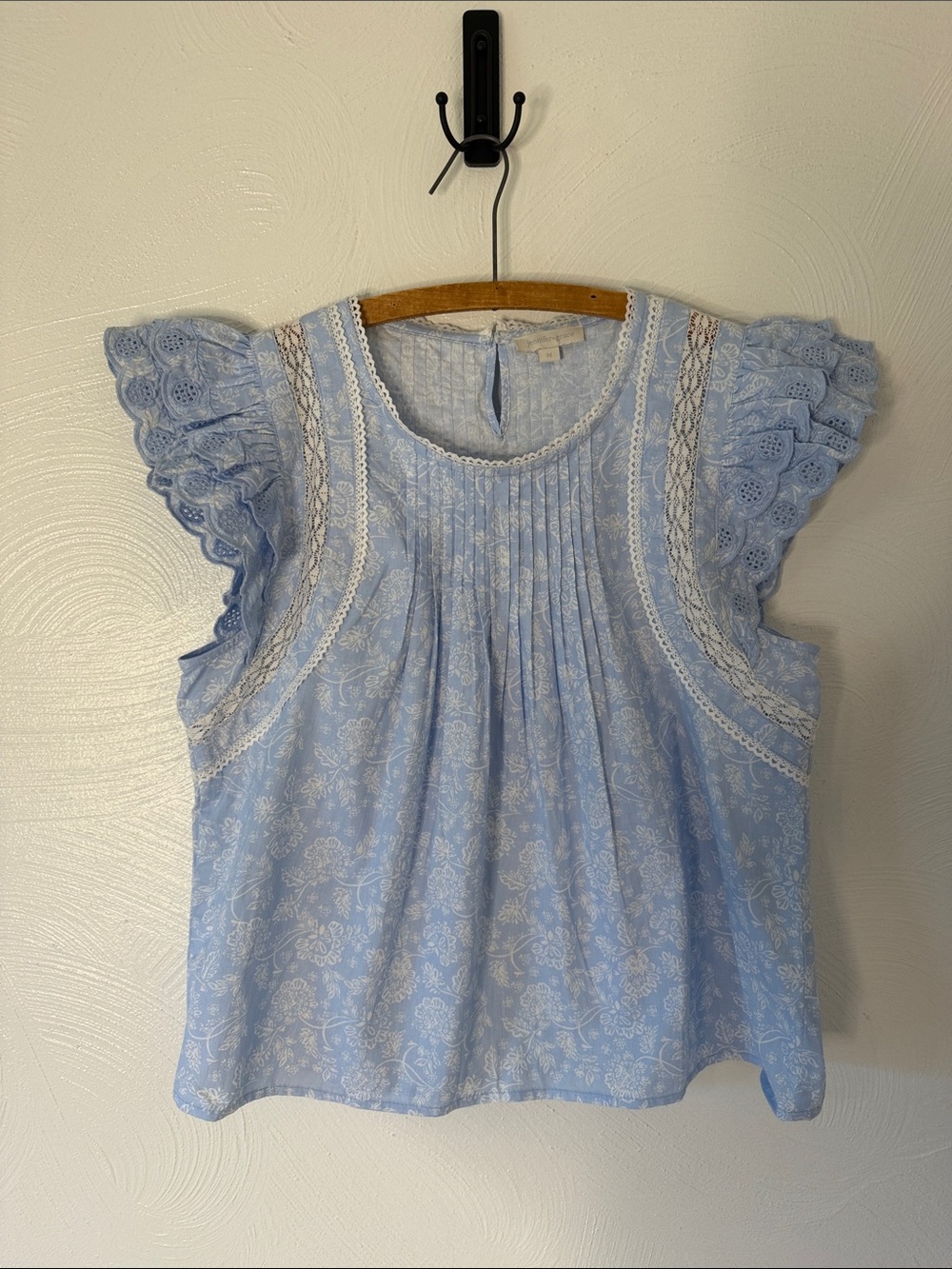 Jennifer Grace 100% Cotton Sleeveless Eyelet Lace Trim Blue Floral Top. Medium.
